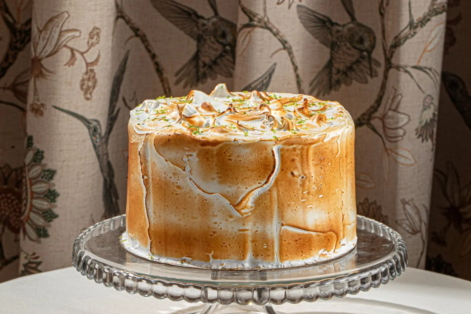 Pirított habcsók torta üveg talapzaton, krémes gourmand hangulatban.