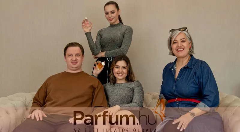 A Parfum.hu fotózási csapata két parfümös üveggel a kamera előtt