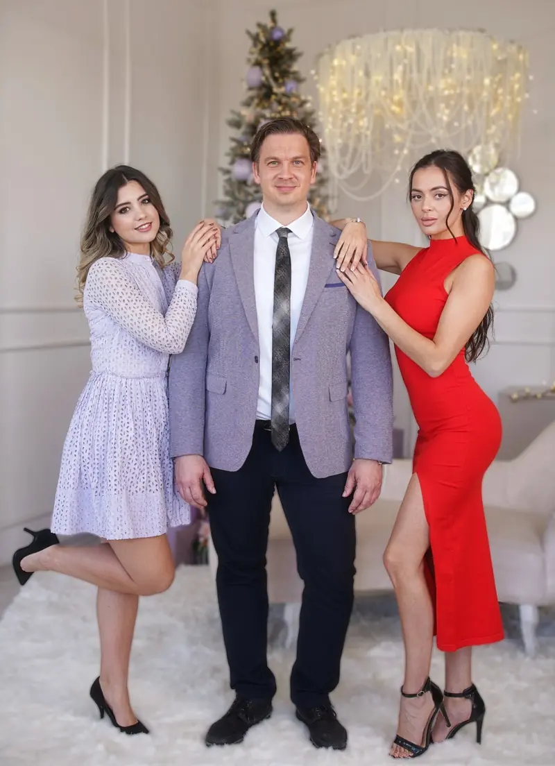 Dajka Gábor két modellel egy ünnepi hangulatú Parfum.hu-stúdiófotón